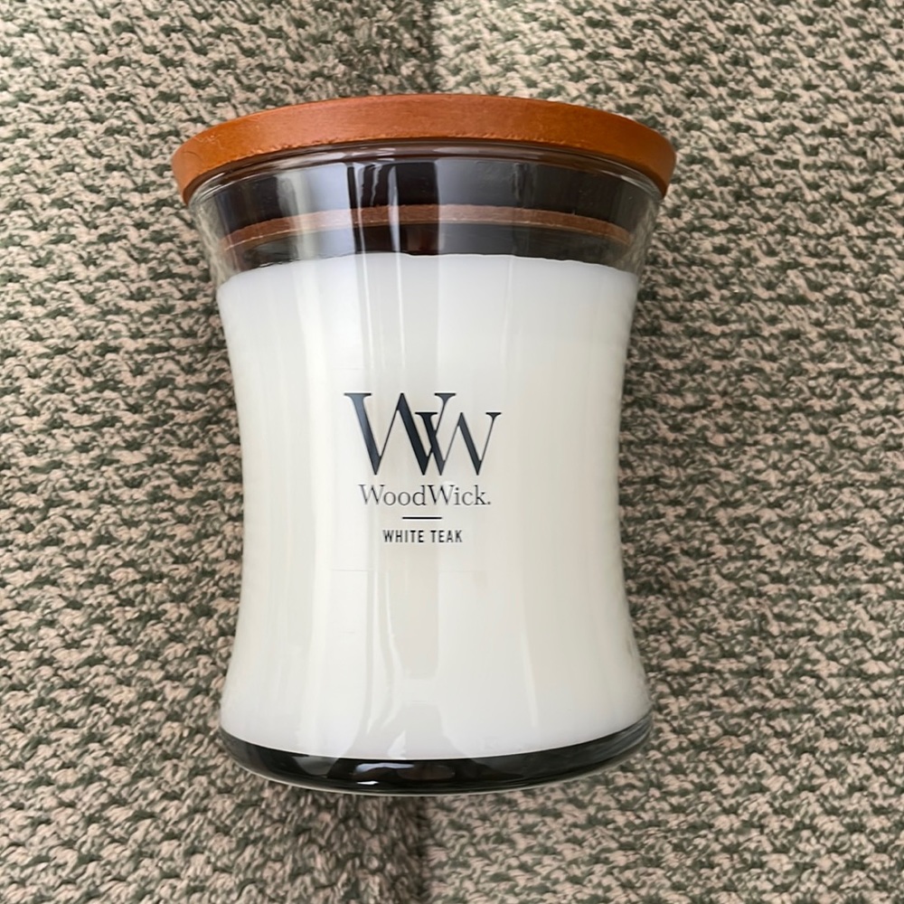 NWOT 9.7 oz WoodWick White Teak Candle